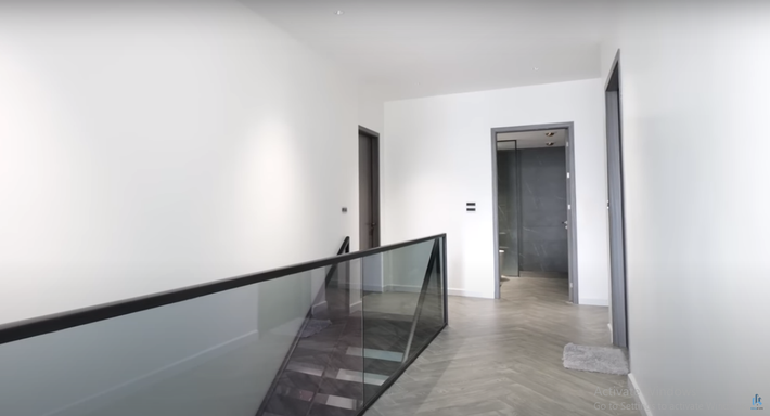 Trên tầng 2 có hành lang lớn cùng 2 phòng ngủ, phòng làm việc là một nhà vệ sinh chung.