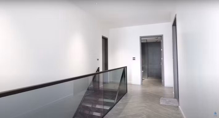 Trên tầng 2 có hành lang lớn cùng 2 phòng ngủ, phòng làm việc là một nhà vệ sinh chung.