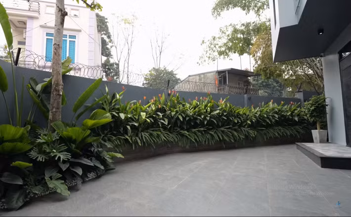 Khu đất có diện tích khoảng 200m2, diện tích xây dựng 1 sàn chỉ khoảng hơn 100m2, còn lại là không gian dành cho sân vườn.