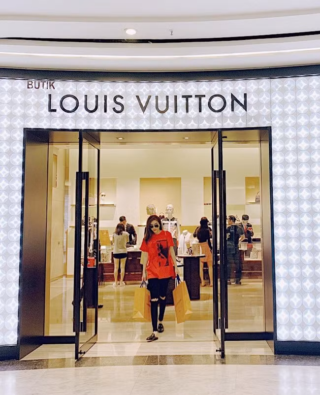 Trong những chuyến đi du lịch nước ngoài, Bảo Thy không ngại thành quả mua sắm. Ảnh: Dân Việt.