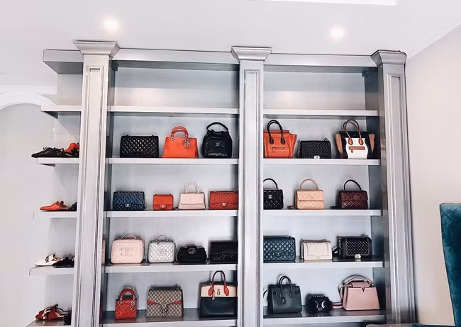 Một góc phòng để đồ hàng hiệu của ca sĩ Bảo Thy. Ảnh: Dân Việt.