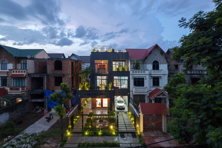 Ngôi nhà được xây cách đây 15 năm tại khu dân cư gần với 3 khu công nghiệp.