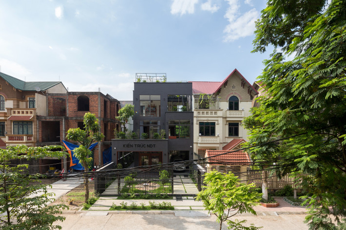 Điểm đặc biệt nhất của ngôi nhà là mặt tiền được phủ đá tự nhiên màu tối, mang lại cảm giác hài hòa với thiên nhiên đồng thời giảm sự nhàm chán của những bức tường phẳng. Nguồn ảnh: Archdaily.