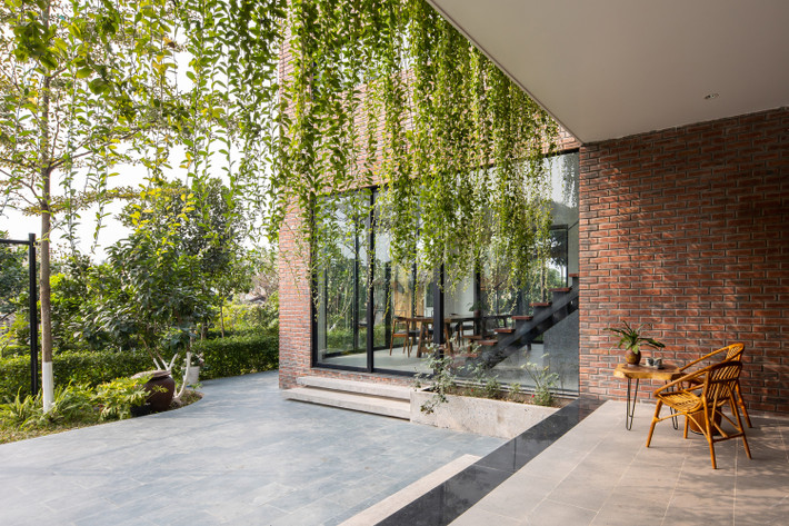 Theo chia sẻ của kiến trúc sư, căn nhà như món quà của 2 người con đã có gia đình dành tặng bố mẹ. Đây sẽ là nơi ông bà ở và các thành viên quây quần tụ tập vào dịp cuối tuần.