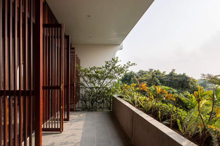 Với tinh thần thiết kế mang đến sự gần gũi, thân thuộc cho những người lớn tuổi, kiến trúc sư đã chọn hình khối và ngôn ngữ của ngôi nhà theo hơi hướng nhà truyền thống Bắc Bộ nhưng pha chút hiện đại.