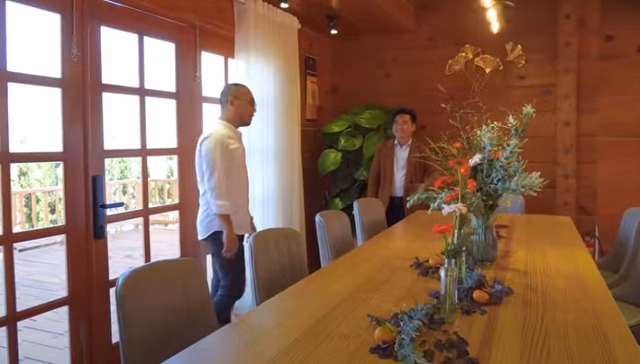 Do được làm từ gỗ thông nên nhiệt độ bên trong nhà không thay đổi nhiều so với bên ngoài, mát khi trời nóng và ấm khi trời lạnh.