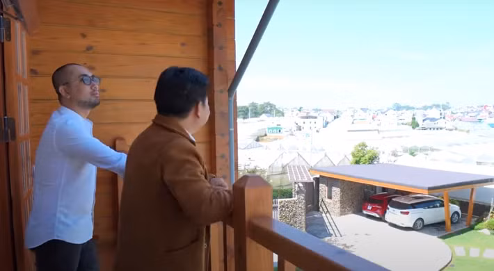 Ban công phòng ngủ có view tuyệt đẹp. Nguồn ảnh: Chụp màn hình NhaTo