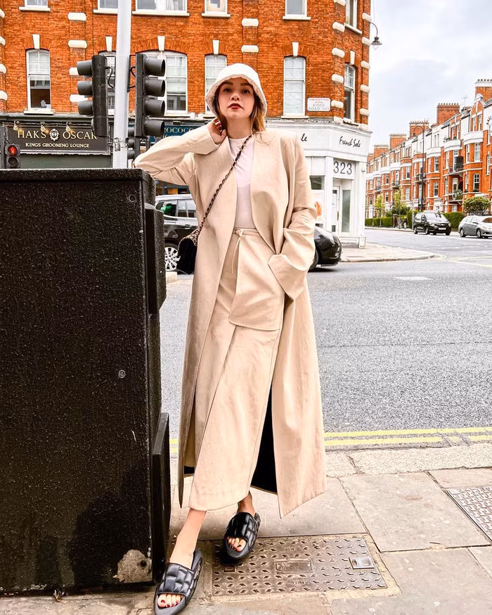 Trong chuyến công tác ở châu Âu, Hồ Ngọc Hà gây chú ý khi chưng diện một đôi dép lê màu đen có kiểu dáng không khác gì "chiếc xuồng" mini. Ảnh: IG hongocha