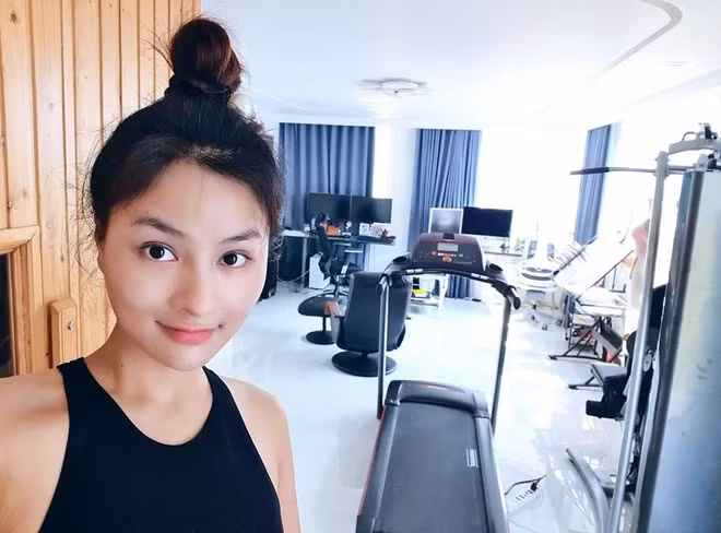 Căn nhà có hồ bơi sang trọng và phòng tập riêng. Ảnh: FBNV