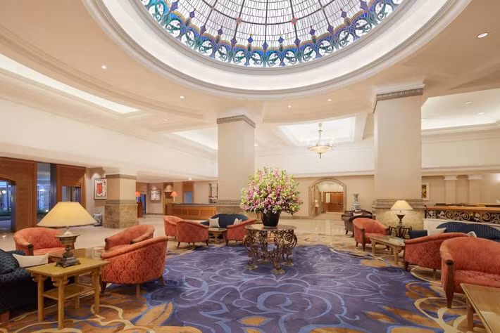 Khách sạn Sheraton Hà Nội sở hữu không gian sang trọng và cổ điển của các nền kiến trúc hòa hợp lại với nhau. Ảnh: Booking