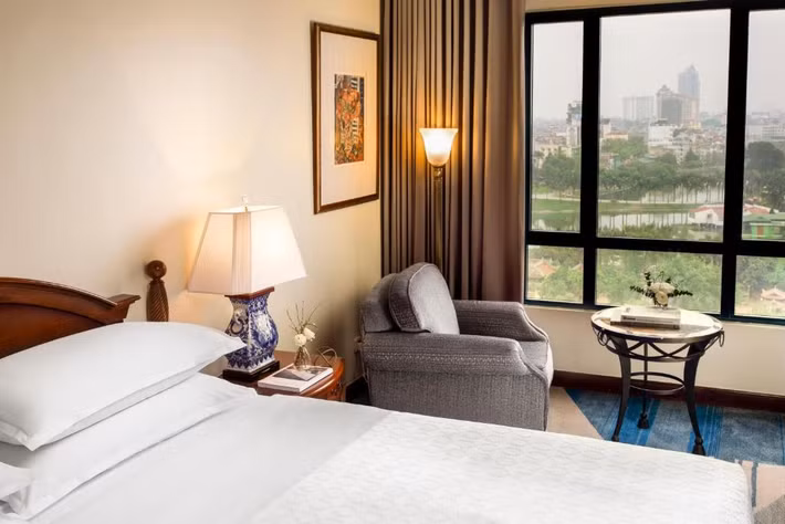 Sheraton Hà Nội khách sạn 5 sao đạt chuẩn quốc tế toạ lạc bên bờ hồ Tây. Khách sạn có gần 300 phòng nghỉ ( 283 phòng khách sạn và 16 phòng Suites). Ảnh: Booking