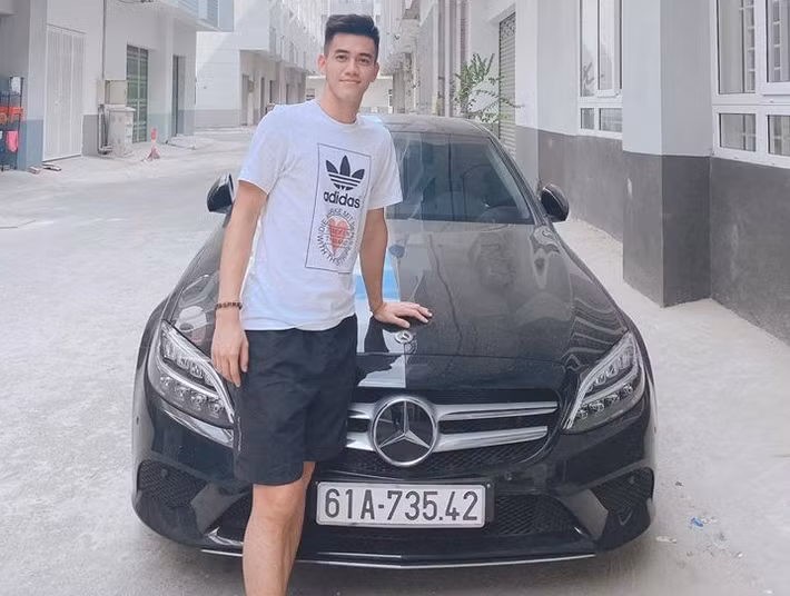 Trước đó, năm 2020, Nguyễn Tiến Linh từng khiến các fan bất ngờ khi tự mình sắm một chiếc Mercedes-Benz C200 trị giá gần 1,5 tỷ đồng. Ảnh: Thethao247