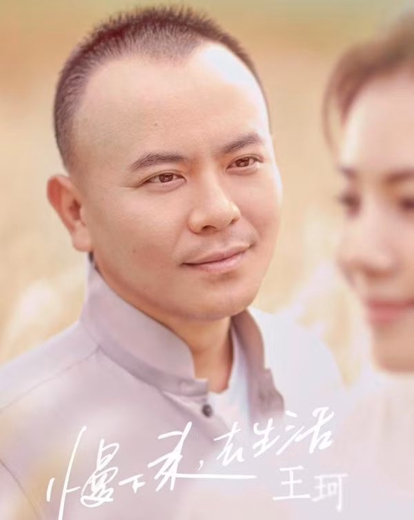 Nhờ có Lưu Đào, Vương Kha trả được hết nợ, làm ăn khá hơn. Vị thiếu gia ăn chơi năm nào luôn dành cho vợ sự trân trọng. Nguồn ảnh: Weibo, Sina