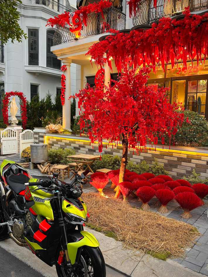 Góc sân được bố trí bếp củi và nồi bánh chưng, mang đậm nét Tết xưa. Ảnh: FB Đoàn Di Băng