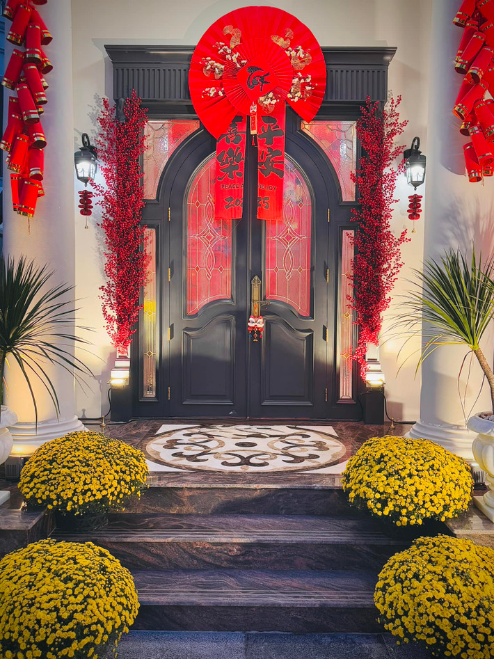 Hai bên lối vào đặt những chậu cúc mâm xôi vàng rực. Ảnh: FB Đoàn Di Băng