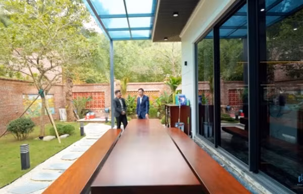 Bộ bàn ăn ngoài trời bằng gỗ nguyên khối, đủ chỗ cho 20 người. Ảnh chụp màn hình NhaF