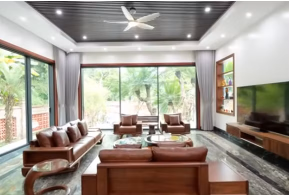 Nội thất trong căn nhà mang phong cách hiện đại, sử dụng toàn bộ gỗ óc chó. Ảnh chụp màn hình NhaF