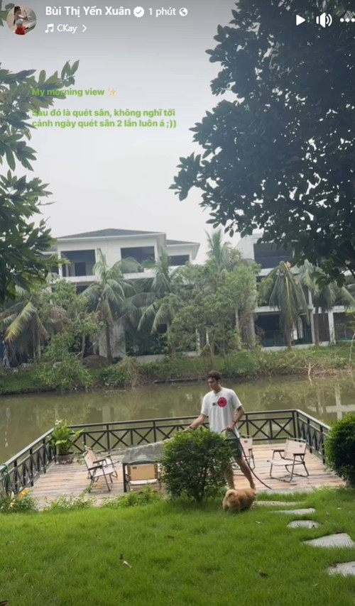 Góc thư giãn bên hồ và khoảng sân vườn xanh mát trong nhà Đặng Văn Lâm - Yến Xuân. Ảnh: FBNV