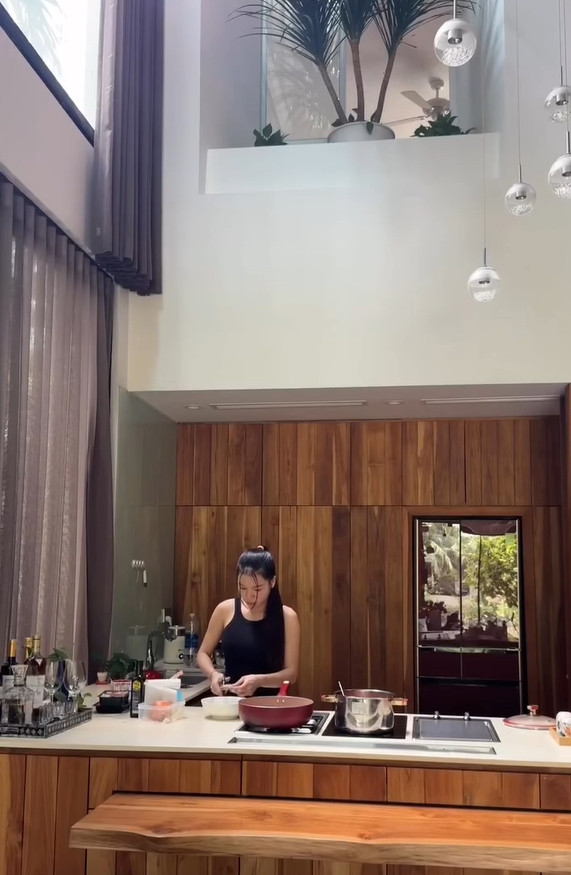 Khu bếp nơi Yến Xuân trổ tài nội trợ. Ảnh: FBNV