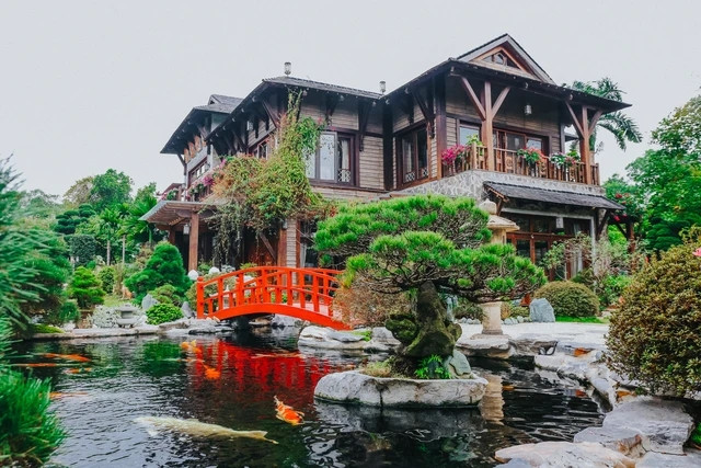 Đặc biệt, khu vườn sở hữu rất nhiều cây quý tuổi đời hàng trăm năm và các khối ngọc, đá quý giá trị hàng tỷ đồng. Ảnh: Nhịp sống thị trường