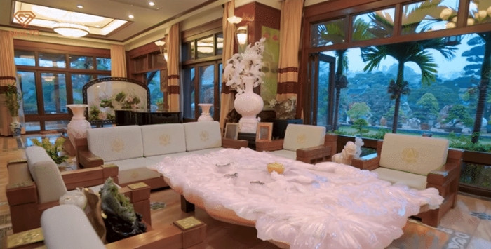 Chính giữa phòng khách là một bàn đá màu hồng ngọc tạc thành hình đầm sen. Ảnh chụp màn hình NhaTo