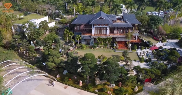 Nằm vị trí đắc địa ven hồ, biệt thự của Phó Chủ tịch FPT có không gian mát mẻ quanh năm. Ảnh chụp màn hình NhaTo