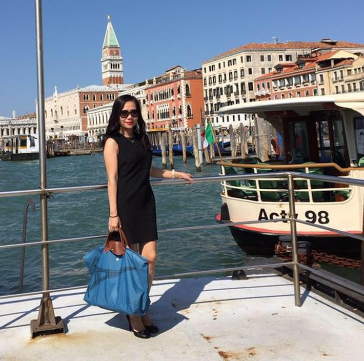 Vợ đại gia Chu Đăng Khoa còn thường xuyên có những chuyến du lịch và làm việc ở nước ngoài. Ảnh: FBNV