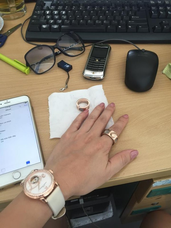 Mỗi lần cô đăng hình ảnh các phụ kiện như vòng tay, nhẫn, đồng hồ... đều thu hút sự chú ý. Ảnh: FBNV