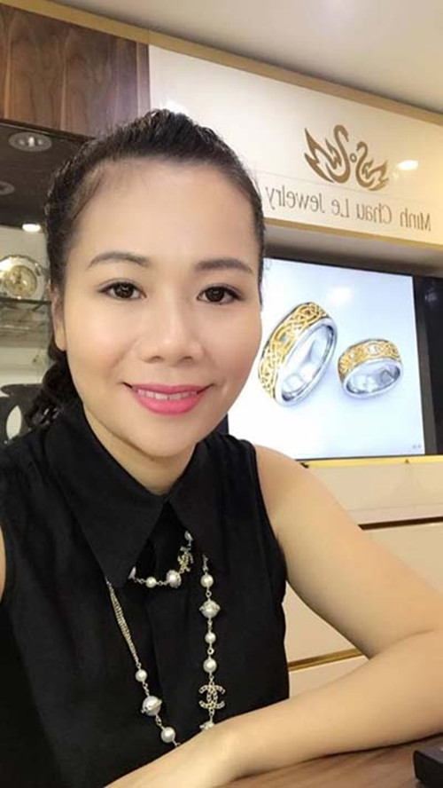 Vợ "đại gia kim cương" hiện quản lý công ty chuyên kinh doanh trang sức, kim cương đắt tiền. Ảnh: Dân Việt