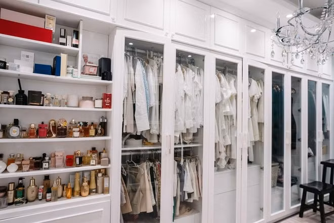 Nữ CEO còn sở hữu bộ sưu tập đồ hiệu và mỹ phẩm được trưng bày không thua cửa hàng thời trang. Ảnh: FBNV