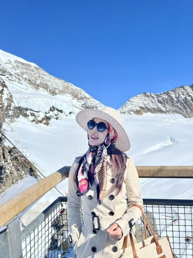 Độ giàu có của Hannah Olala còn thể hiện ở việc dùng hũ kem dưỡng da chống lão hoá có giá đến 42 triệu, đi du lịch ở villa 90 triệu/đêm, đã đặt chân đến hơn 40 quốc gia,...Ảnh: FBNV