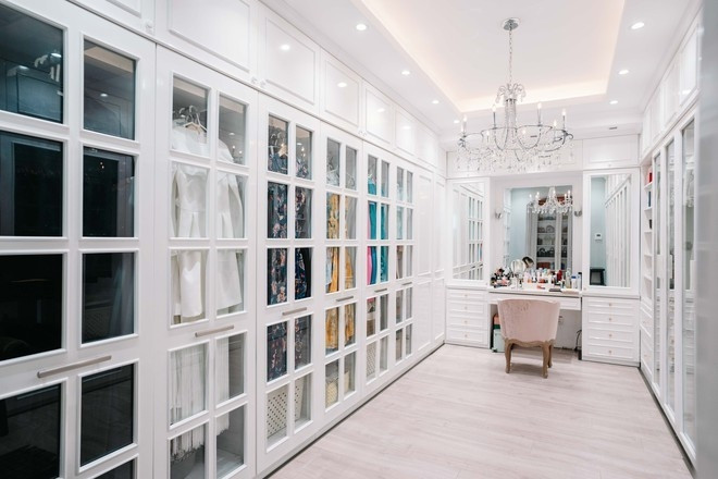 Hannah Nguyễn sở hữu nhiều quần áo, túi xách đến từ thương hiệu đắt đỏ như Hermes, Chanel, Dior,... Ảnh: FBNV