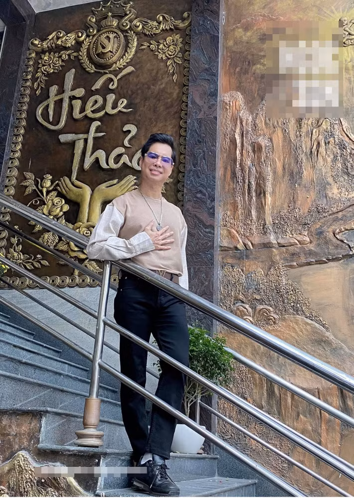 Sau khi mẹ ruột qua đời, Ngọc Sơn sống một mình trong căn biệt thự dát vàng ở TP HCM, mang tên Thiên Niên Kỷ. Ảnh: FBNV