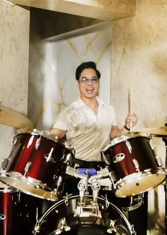 Danh ca Ngọc Sơn còn dựng một sân khấu với khung cảnh, âm thanh, ánh sáng chuyên nghiệp ngay trong căn biệt thự mình. Ảnh: Internet