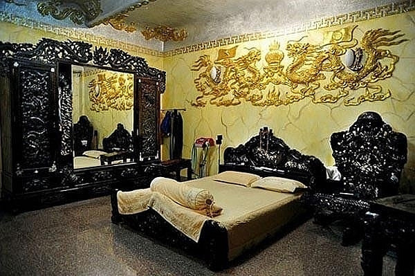 Phòng ngủ của nam nghệ sĩ thiết kế được thiết kế với họa tiết rồng chạm trổ ở ngay trên đầu giường, phần lớn đều được dát vàng. Ảnh: Internet