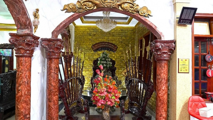 Sảnh chính căn biệt thự rộng rãi với điểm nổi bật là hai bức tượng vàng được đúc bằng 1.000 cây vàng, xung quanh là các cột nhà được làm bằng đá cẩm thạch. Ảnh: Internet