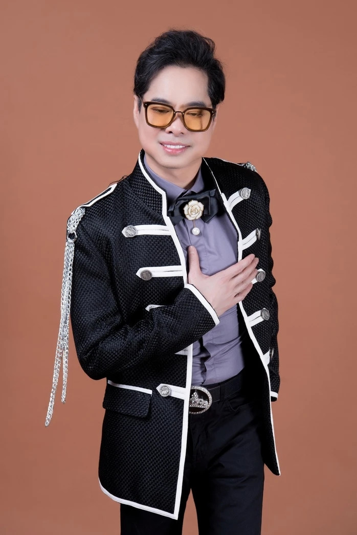 Danh ca Ngọc Sơn nổi tiếng qua nhiều ca khúc "hit" như: Vầng trăng cô đơn, Tình cha...Trong một sự kiện mới đây, nam ca sĩ tự nhận bản thân là người "nghèo nhất trong showbiz" vì không có đồng nào trong tài khoản. Ảnh: FBNV