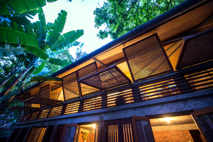 Đặc biệt, nhà được thiết kế với 36 bộ cánh cửa gỗ, có thể trượt mở đồng thời để đón gió và ánh sáng tối đa. Ảnh: Ngọc Lương Lê
