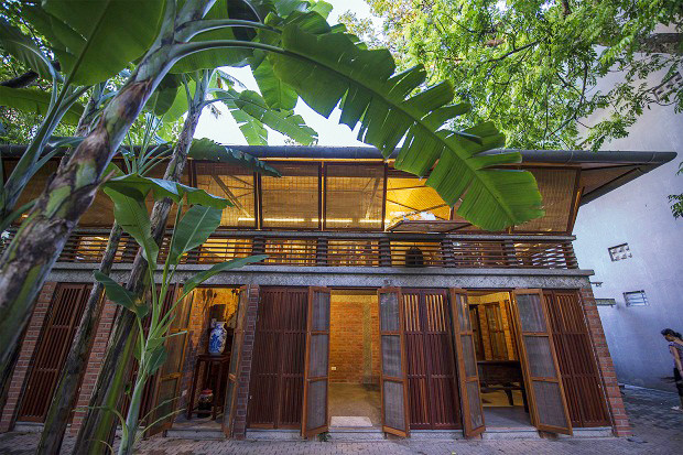 Sự kết hợp của những vật liệu thô mộc như gạch đất nung, sàn bê tông và cột cốp pha tre mang đến diện mạo đặc trưng cho căn nhà. Ảnh: Ngọc Lương Lê