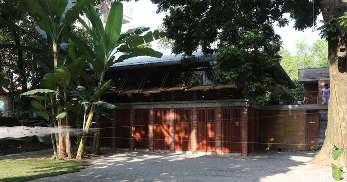 Phía trước nhà là khoảng sân rộng rãi. Ảnh: Ngọc Lương Lê