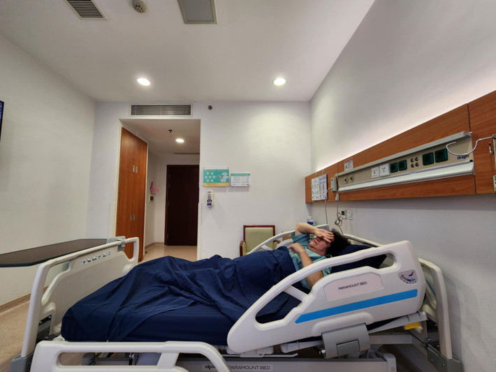 Mới đây, nhiều khán giả lo lắng khi nghệ sĩ Minh Vượng đăng tải ảnh trong bệnh viện. Nữ nghệ sĩ cho biết, bà bị gãy chân, phải nhập viện điều trị. Ảnh: FB Nguyễn Minh Vượng