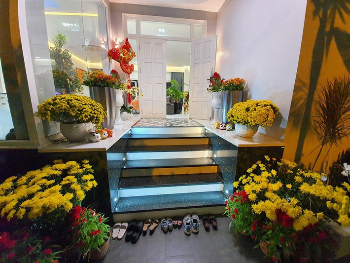 Cúc vạn thọ đặt hai bên lối vào nhà. Ảnh: FBNV