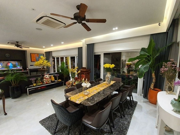 Bàn ăn và bếp liên thông với phòng khách. Ảnh: FBNV