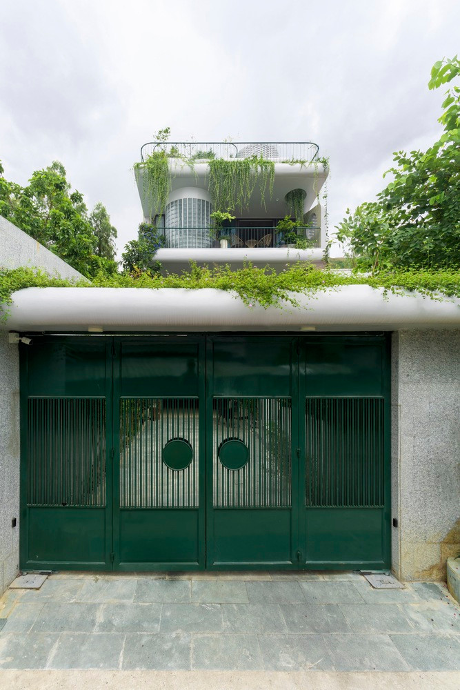 Thông thường, mái ban công chỉ mở rộng từ 1,2 - 1,5 mét, nhưng các kiến trúc sư đã sử dụng kết cấu dầm chịu lực hình tam giác, với độ nghiêng tinh tế không chỉ đảm bảo độ bền mà còn tạo ra hiệu ứng thể tích mạnh mẽ. Ảnh: Phan Trọng Tín