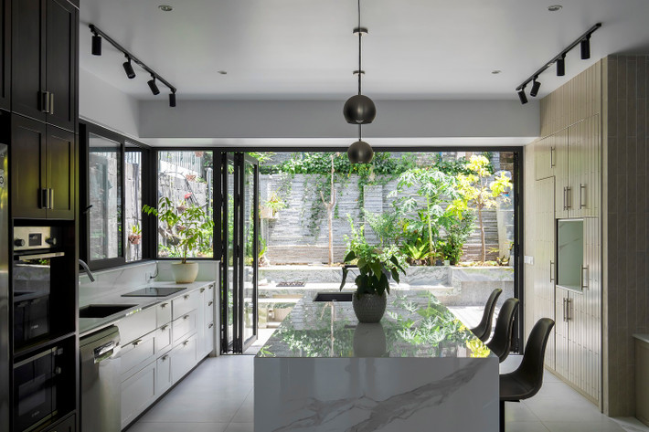 Cửa kính lớn mở ra không gian ngoài trời, mang đến ánh sáng tự nhiên và không khí trong lành. Ảnh: Phan Trọng Tín