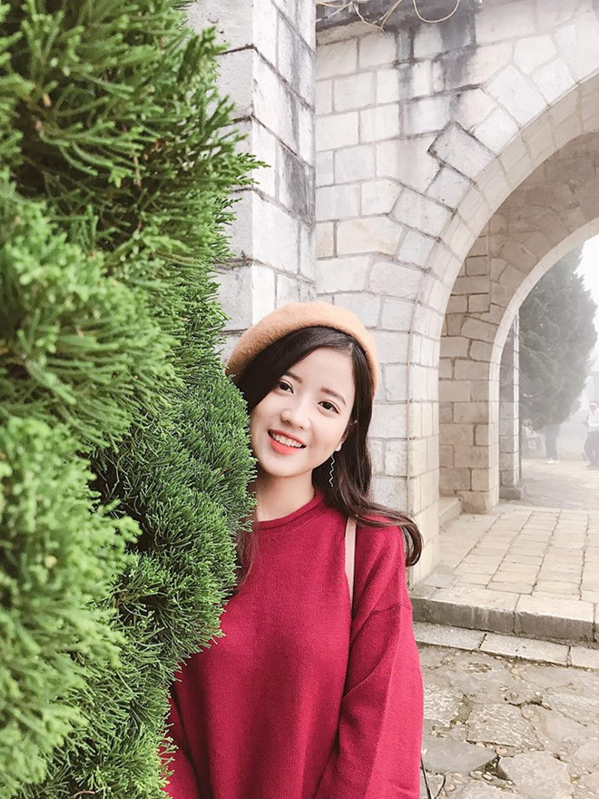 Thúy sở hữu nhan sắc trong trẻo, xinh xắn. Hiện cô bạn này là sinh viên năm cuối khoa Luật thương mại quốc tế, Đại học Ngoại thương Hà Nội.