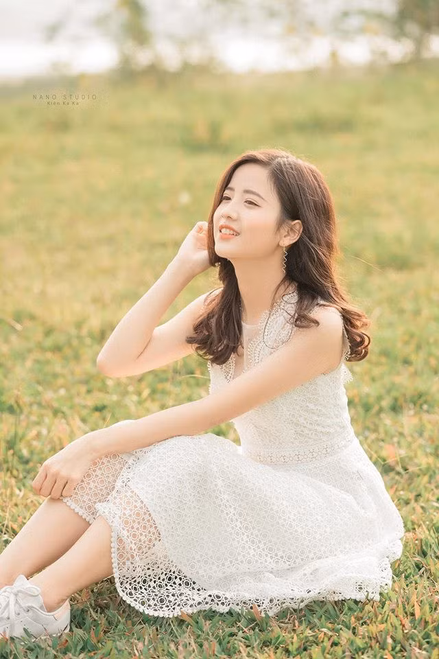 Ngay sau đó, thông tin về nữ CĐV của ĐTQG Việt Nam đã được dân mạng tìm thấy và đó là Đoàn Thị Thúy, 21 tuổi, quê Hưng Yên.