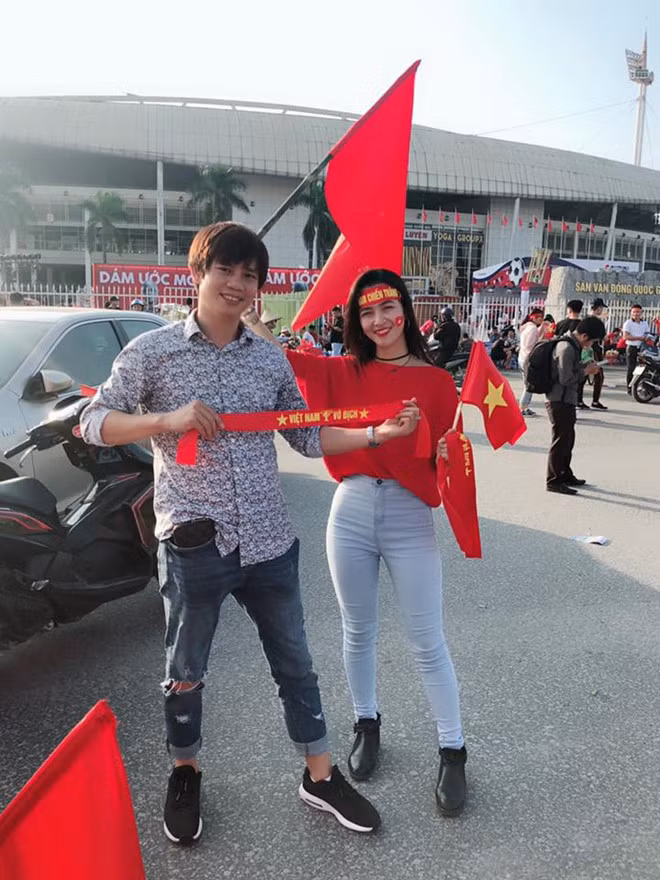 Trước đó, vẻ ngoài nổi bật của Ngô Quỳnh Ngân (24 tuổi) bên ngoài sân vận động Mỹ Đình liên tục lọt vào ống kính từ nhiều người. Thậm chí, nhiều nam CĐV cũng xin chụp ảnh với 9X này trước khi trận đấu bắt đầu.