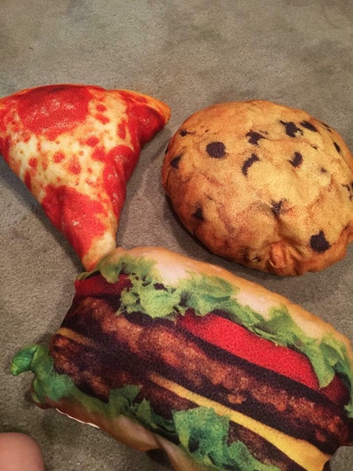 Ôm một chiếc gối hamburger như này đi ngủ thì chắc hẳn các bạn sẽ vượt qua được cơn đói mỗi khi đêm về.