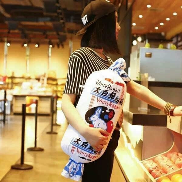 Trên MXH, nhiều bạn trẻ đã coi những chiếc gối ôm này như thứ phụ kiện ra đường không thể thiếu của mình.